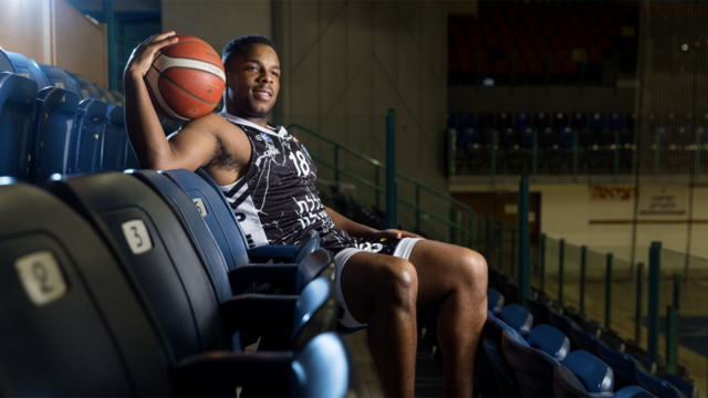Profesionálny basketbalista stavia kurty v Izraeli vo Philadelphii, aby inšpiroval deti
