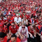 Nórski fanúšikovia predvádzajú vikingský rad na Times Square v New Yorku