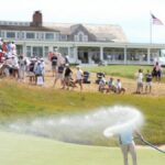 17. júna 2026; Southampton, New York, USA; Pozemná posádka polieva green na jamke 18 počas cvičného kola na golfový turnaj US Open. Povinný kredit: Bill Streicher-Imagn Images