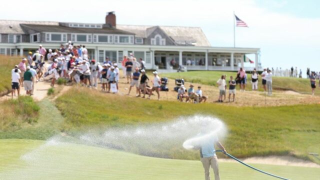 17. júna 2026; Southampton, New York, USA; Pozemná posádka polieva green na jamke 18 počas cvičného kola na golfový turnaj US Open. Povinný kredit: Bill Streicher-Imagn Images