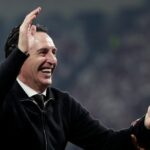 Unai Emery bol zdvihnutý do vzduchu po tom, čo doviedol Aston Villu k víťazstvu v Európskej lige