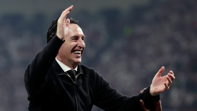Unai Emery bol zdvihnutý do vzduchu po tom, čo doviedol Aston Villu k víťazstvu v Európskej lige