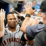 Rafael Devers z tímu San Francisco Giants oslavuje v zemľanke po zásahu domácich.