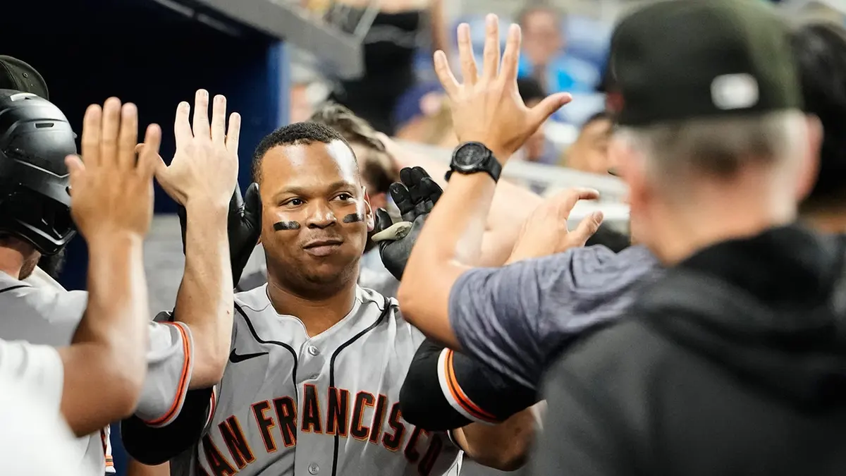 Rafael Devers z tímu San Francisco Giants oslavuje v zemľanke po zásahu domácich.