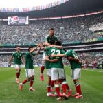 Mexiko otvorilo majstrovstvá sveta v Azteca výhrou 2:0, ktorá videla tri červené karty