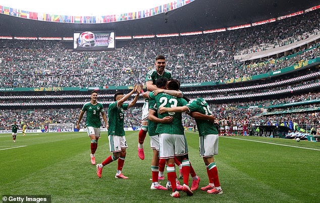 Raňajky Svetového pohára: Najdôležitejšie momenty zo zápasu, ktorý ste zmeškali, Mexiko otvorilo majstrovstvá sveta v Azteca výhrou 2:0, ktorá videla tri červené karty