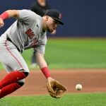 8. júna 2026; Petrohrad, Florida, USA; Tretí základný hráč Bostonu Red Sox Caleb Durbin (5) hrá pozemnú loptu v piatej smene proti Tampa Bay Rays na Tropicana Field. Povinný kredit: Jonathan Dyer-Imagn Images