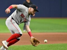 Red Sox sa posúva, Rangers stúpajú pred víkendovou sériou 8. júna 2026; Petrohrad, Florida, USA; Tretí základný hráč Bostonu Red Sox Caleb Durbin (5) hrá pozemnú loptu v piatej smene proti Tampa Bay Rays na Tropicana Field. Povinný kredit: Jonathan Dyer-Imagn Images