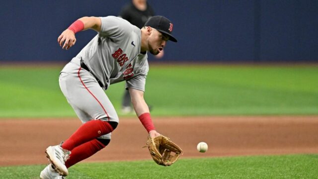 Red Sox sa posúva, Rangers stúpajú pred víkendovou sériou 8. júna 2026; Petrohrad, Florida, USA; Tretí základný hráč Bostonu Red Sox Caleb Durbin (5) hrá pozemnú loptu v piatej smene proti Tampa Bay Rays na Tropicana Field. Povinný kredit: Jonathan Dyer-Imagn Images