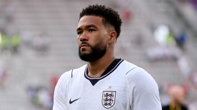 Reece James varuje fanúšikov Anglicka, že frustrácii z majstrovstiev sveta Reece James #24 z Anglicka tlieska fanúšikom