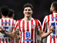 Riadenie Arsenalu ako Mikel Arteta buduje vysnívaný útok za 346 miliónov libier, podpíše zmluvu Julian Alvarez a deväť odíde Julian Alvarez z Atletica de Madrid oslavuje strelenie tretieho gólu svojho tímu počas zápasu osemfinále Ligy majstrov UEFA 2025/26 medzi Atletico de Madrid a Tottenham Hotspur FC na Estadio Civitas Metropolitano 10. marca 2026 v Madride v Španielsku.