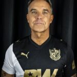 Robbie Williams si obliekol novú súpravu Port Vale so zlatým logom vpredu a v strede