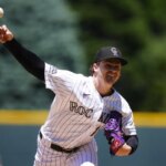 11. júna 2026; Denver, Colorado, USA; Začiatočný nadhadzovač Colorada Rockies Ryan Feltner (18) predvedie nadhoz v prvej smene proti Chicago Cubs na Coors Field. Povinný kredit: Ron Chenoy-Imagn Images