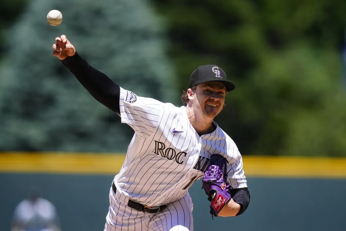 11. júna 2026; Denver, Colorado, USA; Začiatočný nadhadzovač Colorada Rockies Ryan Feltner (18) predvedie nadhoz v prvej smene proti Chicago Cubs na Coors Field. Povinný kredit: Ron Chenoy-Imagn Images