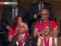 Rodičia Dioga Jotu videli plakať na tribúnach počas vzdávania holdu bývalej hviezde Liverpoolu pred otváracím zápasom majstrovstiev sveta v Portugalsku Rodičia Diega Jotu na nohách po tom, čo sa Portugalsko ujalo vedenia proti DR Kongo