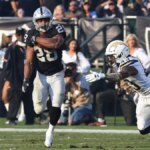 Doug Martin nesie futbal počas zápasu NFL