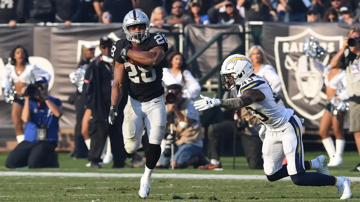 Doug Martin nesie futbal počas zápasu NFL
