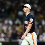 Walker Buehler z Padres sa prizerá po tom, čo bol uvoľnený v piatkovej šiestej smene proti Dodgers v Petco Parku.