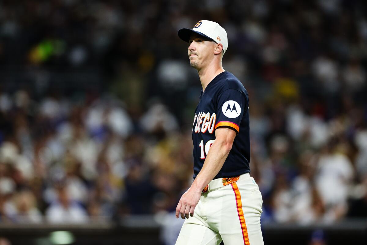 Walker Buehler z Padres sa prizerá po tom, čo bol uvoľnený v piatkovej šiestej smene proti Dodgers v Petco Parku.