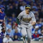2. júna 2026; Chicago, Illinois, USA; Tretí základný hráč v atletike Zack Gelof (20) reaguje po údere singlu RBI proti Chicago Cubs počas štvrtej zmeny na Wrigley Field. Povinný kredit: Kamil Krzaczynski-Imagn Images