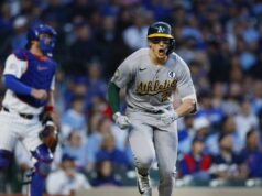 Rookie hurler Gage Jump, Athletics odstavil klesajúce Cubs 2. júna 2026; Chicago, Illinois, USA; Tretí základný hráč v atletike Zack Gelof (20) reaguje po údere singlu RBI proti Chicago Cubs počas štvrtej zmeny na Wrigley Field. Povinný kredit: Kamil Krzaczynski-Imagn Images