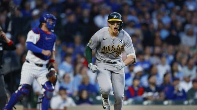 2. júna 2026; Chicago, Illinois, USA; Tretí základný hráč v atletike Zack Gelof (20) reaguje po údere singlu RBI proti Chicago Cubs počas štvrtej zmeny na Wrigley Field. Povinný kredit: Kamil Krzaczynski-Imagn Images