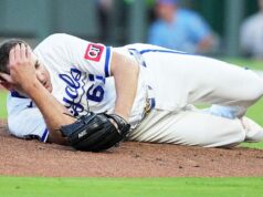 Royals džbán zasiahne palubu potom, čo bol zasiahnutý vložkou 107 mph, ale to nie je všetko Royals džbán zasiahne palubu potom, čo bol zasiahnutý vložkou 107 mph, ale to nie je všetko
