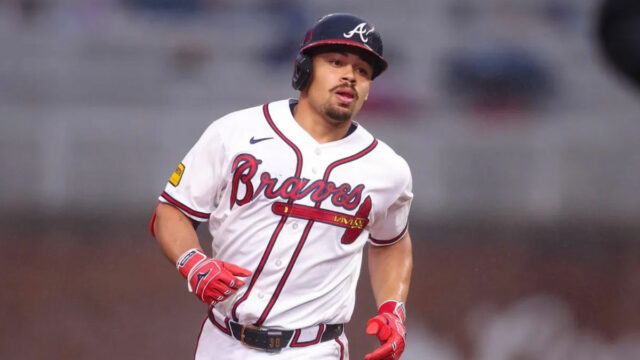 16. júna 2026; Atlanta, Georgia, USA; Chytač Atlanta Braves Drake Baldwin (30) zasiahol v prvej smene v Truist Parku proti San Francisco Giants. Povinný kredit: Brett Davis-Imagn Images