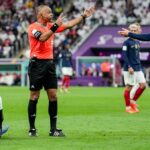 Rozhodca Wilton Sampaio počas štvrťfinálového zápasu majstrovstiev sveta FIFA v Katare 2022 medzi Anglickom a Francúzskom na štadióne Al Bayt 10. decembra 2022 v Al Khor v Katare.