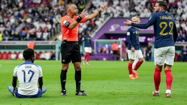 Rozhodca Wilton Sampaio počas štvrťfinálového zápasu majstrovstiev sveta FIFA v Katare 2022 medzi Anglickom a Francúzskom na štadióne Al Bayt 10. decembra 2022 v Al Khor v Katare.