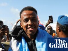 Rozhodca Omar Artan privítal hrdinu v Somálsku po zablokovaní vstupu do USA | Majstrovstvá sveta 2026 Rozhodca Omar Artan privítal hrdinu v Somálsku po zablokovaní vstupu do USA | Majstrovstvá sveta 2026