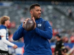 Russell Wilson SNUBS nová hracia ponuka NFL ako víťaz Super Bowlu sa blíži k prekvapivej novej kariére Russell Wilson údajne prijal ponuku stať sa analytikom v tíme CBS Sports