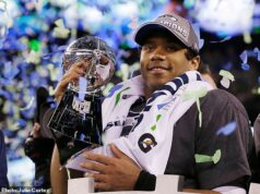 Russell Wilson oznamuje odchod do dôchodku so srdečnou rozlúčkou, keď QB, ktorý vyhral Super Bowl, zamieri do hlásateľského stánku Russell Wilson oznámil svoj odchod do dôchodku po 14-ročnej kariére NFL