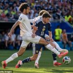 Ryan Christie sa snaží nájsť nejaké miesto, ale je obklopený dvoma marockými hráčmi