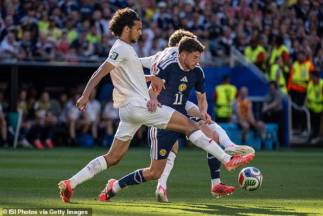 Ryan Christie sa snaží nájsť nejaké miesto, ale je obklopený dvoma marockými hráčmi