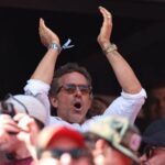 Ryan Reynolds oslavuje, keď Cyle Larin strelil historický gól Kanady