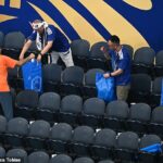 Japonskí futbaloví fanúšikovia boli opäť ocenení za ich čistotu po tom, čo tisíce ľudí dorazili do Dallasu vyzbrojení vrecami na odpad na otváranie majstrovstiev sveta