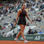 Bieloruska Aryna Sabalenková kráča k základnej čiare počas štvrťfinálového tenisového zápasu proti Rusku Diane Shnaiderovej na French Open v Paríži v stredu 3. júna 2026.