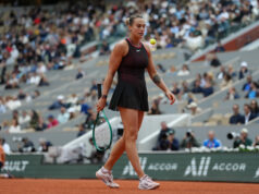 Sabalenková po odchode z French Open hovorí, že „len chcem skončiť s tenisom“. Bieloruska Aryna Sabalenková kráča k základnej čiare počas štvrťfinálového tenisového zápasu proti Rusku Diane Shnaiderovej na French Open v Paríži v stredu 3. júna 2026.