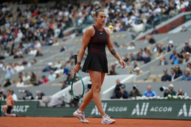 Bieloruska Aryna Sabalenková kráča k základnej čiare počas štvrťfinálového tenisového zápasu proti Rusku Diane Shnaiderovej na French Open v Paríži v stredu 3. júna 2026.