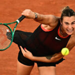 Svetová jednotka Aryna Sabalenková porazila svoju štvornásobnú grandslamovú šampiónku Naomi Osakaovú v pondelňajšom nočnom zápase v dvoch setoch o postup do štvrťfinále French Open.
