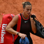 Bieloruska Aryna Sabalenková odchádza z kurtu po štvrťfinálovom zápase proti Rusku Diane Shnaiderovej na French Open v Paríži, v stredu 3. júna 2026. (
