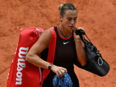 Sabalenková sa rozpadá na štvrťfinálovú prehru French Open od Shnaidera Bieloruska Aryna Sabalenková odchádza z kurtu po štvrťfinálovom zápase proti Rusku Diane Shnaiderovej na French Open v Paríži, v stredu 3. júna 2026. (