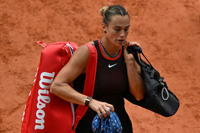 Bieloruska Aryna Sabalenková odchádza z kurtu po štvrťfinálovom zápase proti Rusku Diane Shnaiderovej na French Open v Paríži, v stredu 3. júna 2026. (