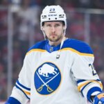 16. mája 2026; Montreal, Quebec, CAN; Ľavé krídlo Buffala Sabres Beck Malenstyn (29) sa pozerá počas rozcvičky pred zápasom proti Montrealu Canadiens v šiestom zápase 2. kola play-off o Stanley Cup 2026 v Bell Centre. Povinný kredit: David Kirouac-Imagn Images