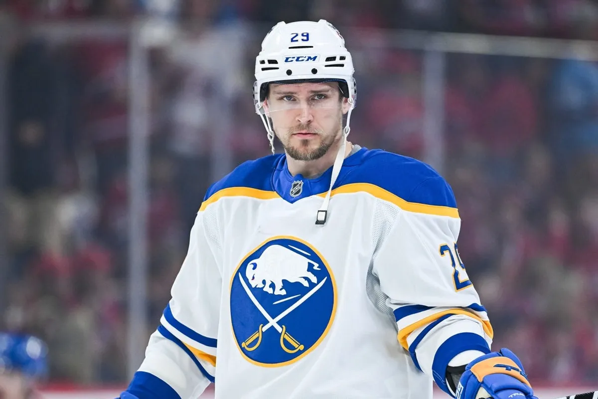 16. mája 2026; Montreal, Quebec, CAN; Ľavé krídlo Buffala Sabres Beck Malenstyn (29) sa pozerá počas rozcvičky pred zápasom proti Montrealu Canadiens v šiestom zápase 2. kola play-off o Stanley Cup 2026 v Bell Centre. Povinný kredit: David Kirouac-Imagn Images