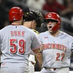 9. júna 2026; San Diego, Kalifornia, USA; Prvý základný hráč Cincinnati Reds Sal Stewart (27) je zablahoželaný stredovým hráčom v poli Blake Dunn (59) po tom, čo v 11. smene proti San Diego Padres v Petco Parku trafil dvojzápas. Povinný kredit: Denis Poroy-Imagn Images