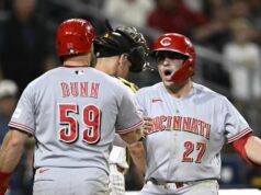 Sal Stewart porazil na 11. priečke víťazného Homera ako top Padres Reds 9. júna 2026; San Diego, Kalifornia, USA; Prvý základný hráč Cincinnati Reds Sal Stewart (27) je zablahoželaný stredovým hráčom v poli Blake Dunn (59) po tom, čo v 11. smene proti San Diego Padres v Petco Parku trafil dvojzápas. Povinný kredit: Denis Poroy-Imagn Images