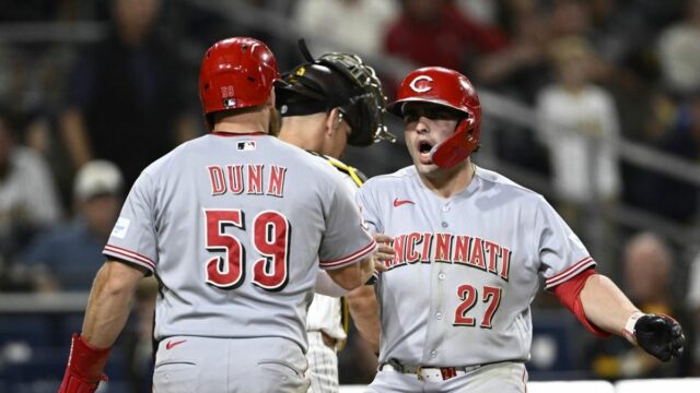 9. júna 2026; San Diego, Kalifornia, USA; Prvý základný hráč Cincinnati Reds Sal Stewart (27) je zablahoželaný stredovým hráčom v poli Blake Dunn (59) po tom, čo v 11. smene proti San Diego Padres v Petco Parku trafil dvojzápas. Povinný kredit: Denis Poroy-Imagn Images