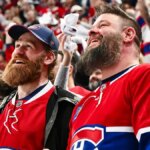 Superhviezdy WWE Sami Zayn a Kevin Owens sledujú hokejový zápas v Bell Center v Montreale